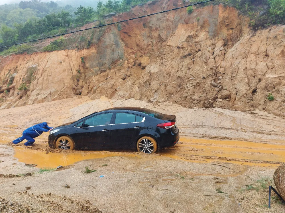 Sạt lở núi chia cắt nhiều tuyến đường ở Hà Tĩnh ảnh 13