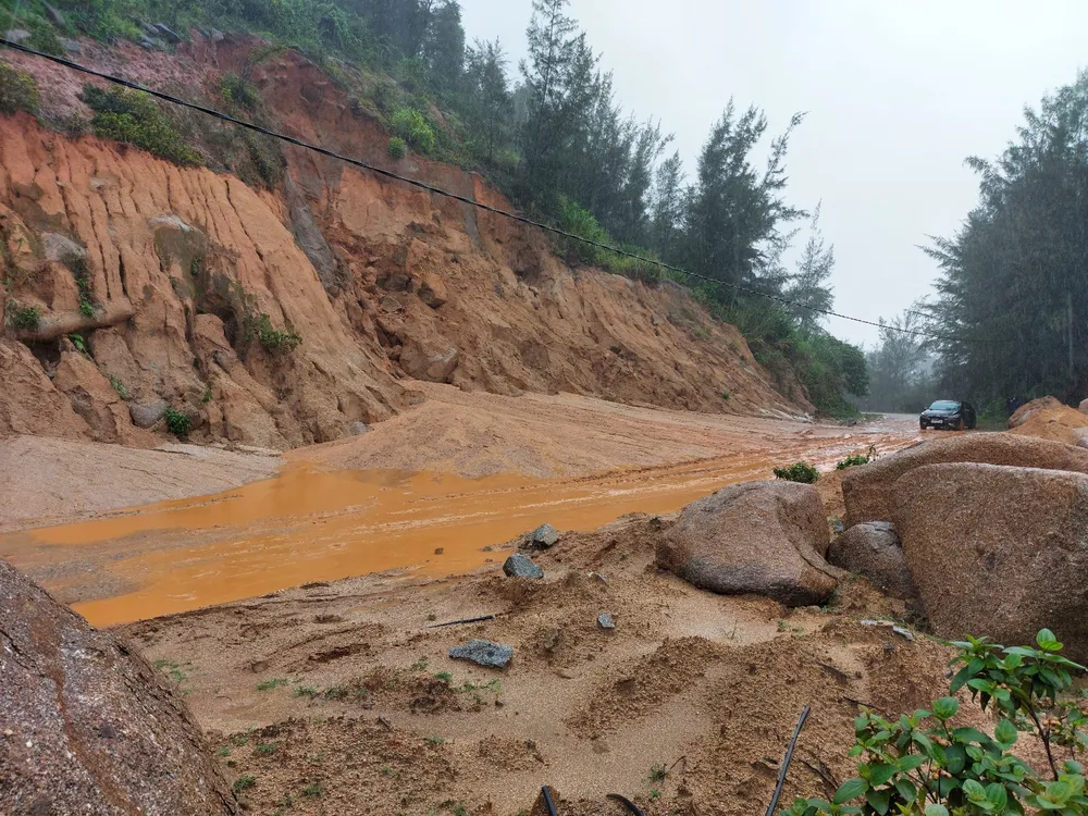 Sạt lở núi chia cắt nhiều tuyến đường ở Hà Tĩnh ảnh 11