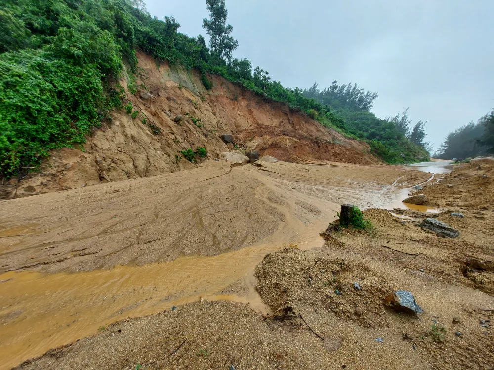 Sạt lở núi chia cắt nhiều tuyến đường ở Hà Tĩnh ảnh 10