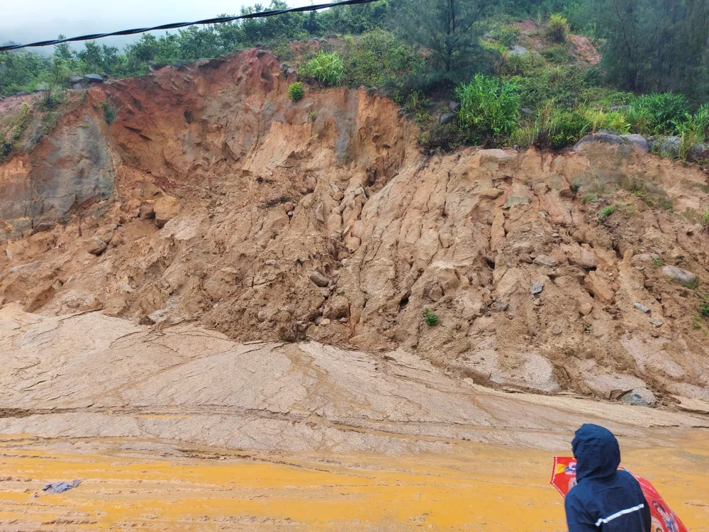 Sạt lở núi chia cắt nhiều tuyến đường ở Hà Tĩnh ảnh 8