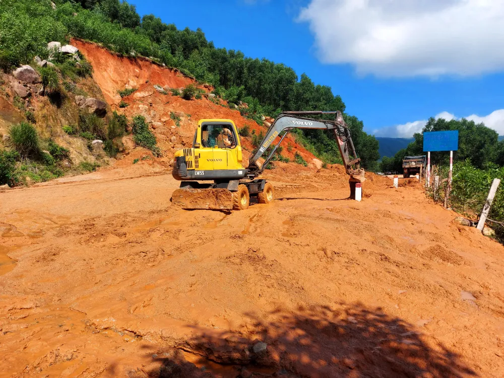 Sáng 21-10, các lực lượng chức năng tiến hành khắc phục sạt lở trên tuyến đường ven biển Hà Tĩnh
