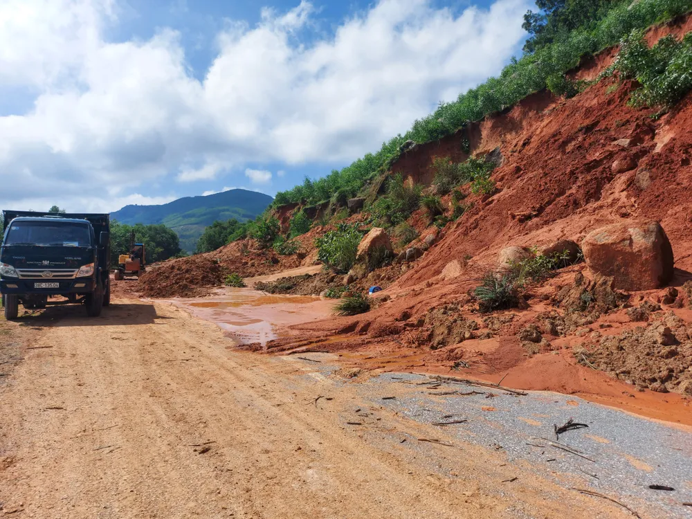 Tập trung khắc phục hậu quả sạt lở núi ở Hà Tĩnh  ảnh 2