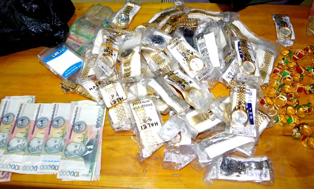 Bắt giữ 1 đối tượng nhập cảnh trái phép với nhiều đồng hồ và nhẫn kim loại màu vàng ảnh 2