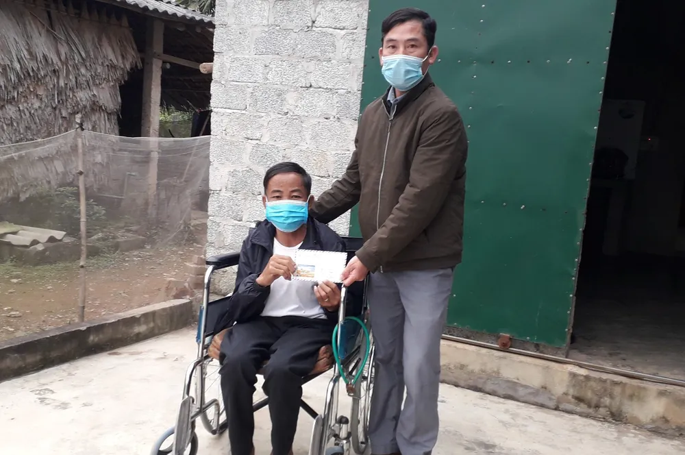 Trao 22,2 triệu đồng giúp 3 gia đình khó khăn ở Hà Tĩnh ảnh 1