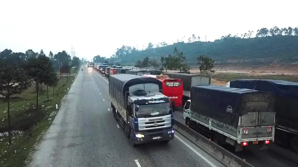 Hà Tĩnh: Xe chở gỗ bị tai nạn, quốc lộ 1 bị ách tắc nhiều giờ ảnh 1