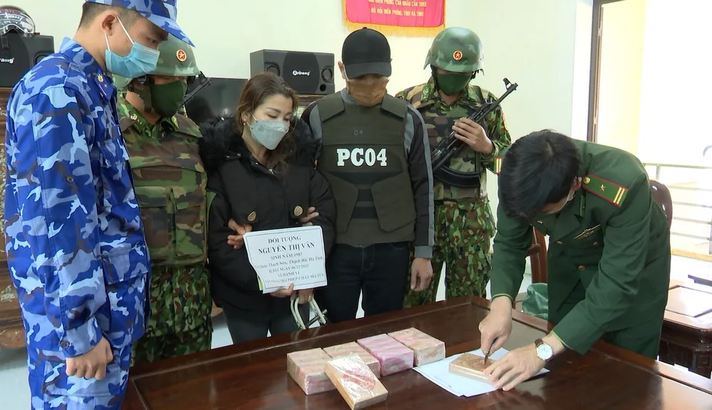 Hà Tĩnh: Bắt giữ đối tượng vận chuyển 10 bánh heroin trong đêm ảnh 2