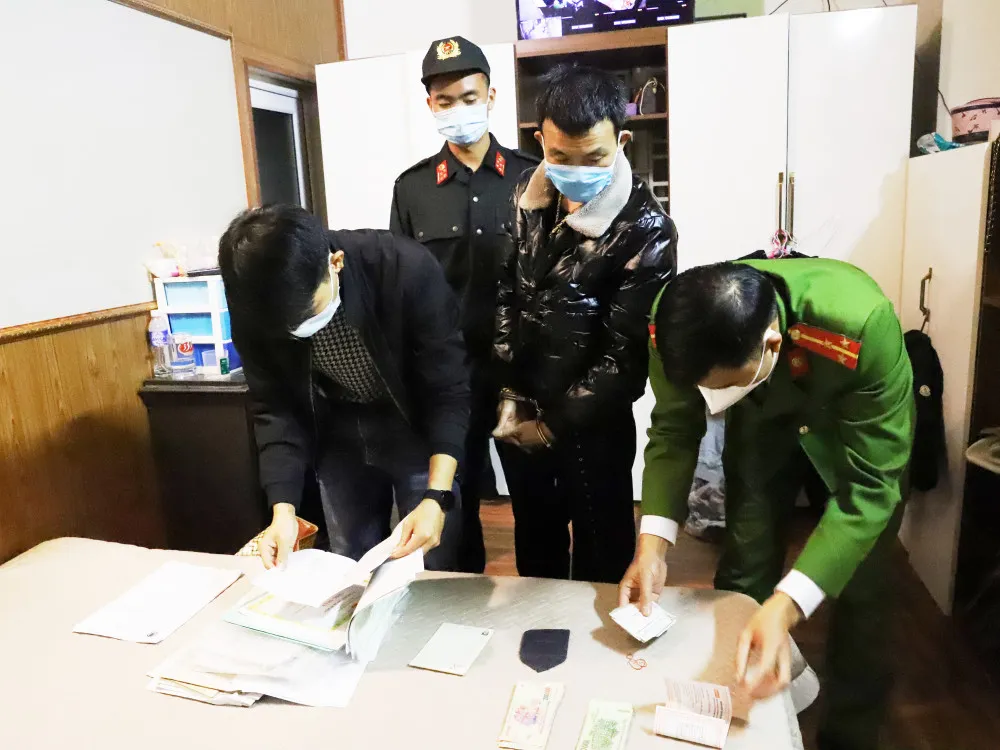 Cơ quan điều tra tiến hành khám xét nhà đối tượng trong đường dây lô đề. Ảnh: Công an Hà Tĩnh cung cấp