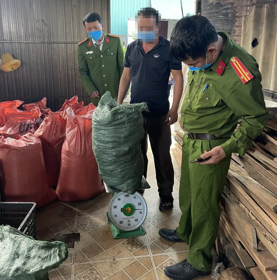 Phát hiện hơn một tấn mỡ và chân gà không rõ nguồn gốc ảnh 1