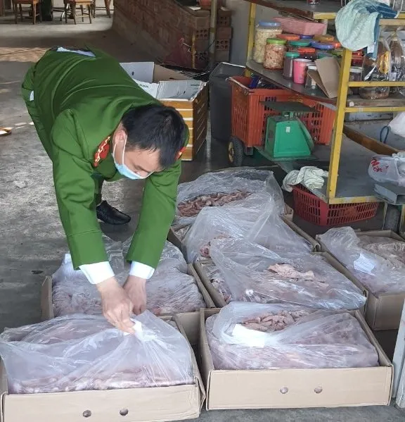 Phát hiện hơn một tấn mỡ và chân gà không rõ nguồn gốc ảnh 2