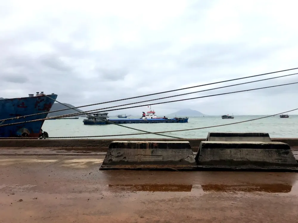 Cứu hộ tàu chở hàng bị đứt neo, trôi dạt mắc cạn trên biển Vũng Áng ảnh 2