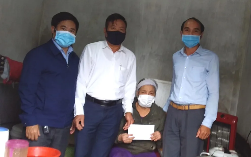 Trao 56 triệu đồng của bạn đọc Báo SGGP hỗ trợ 6 gia đình khó khăn ở Hà Tĩnh ảnh 4