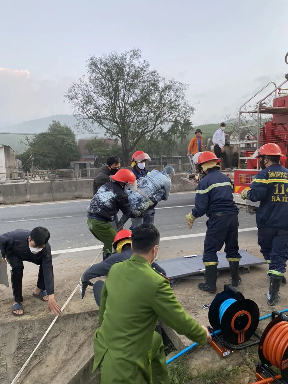 Hà Tĩnh: Cứu tài xế bị thương, mắc kẹt trong cabin xe tải sau tai nạn ảnh 9