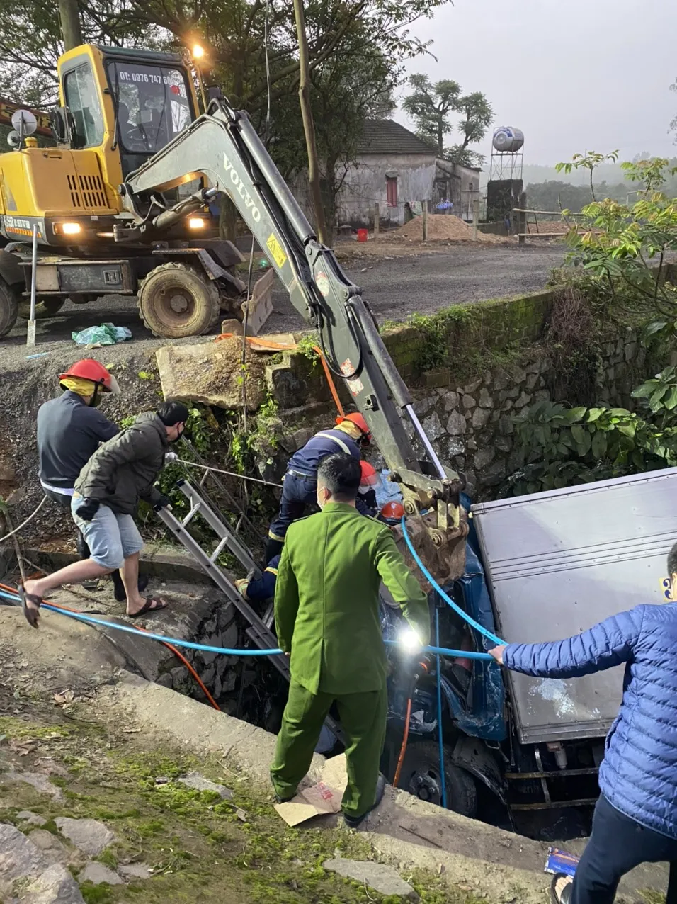 Hà Tĩnh: Cứu tài xế bị thương, mắc kẹt trong cabin xe tải sau tai nạn ảnh 3