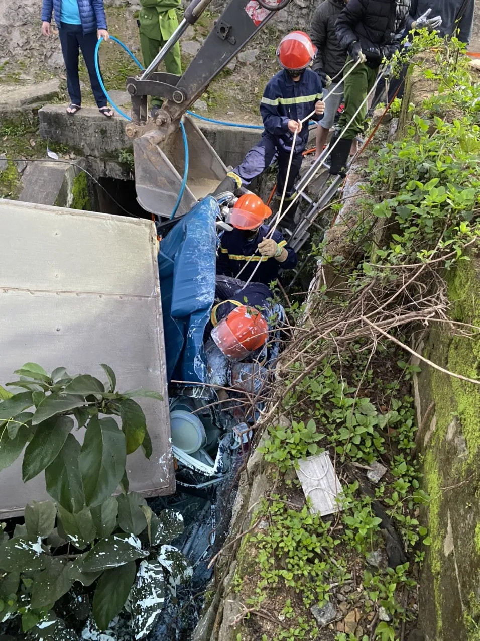 Hà Tĩnh: Cứu tài xế bị thương, mắc kẹt trong cabin xe tải sau tai nạn ảnh 6