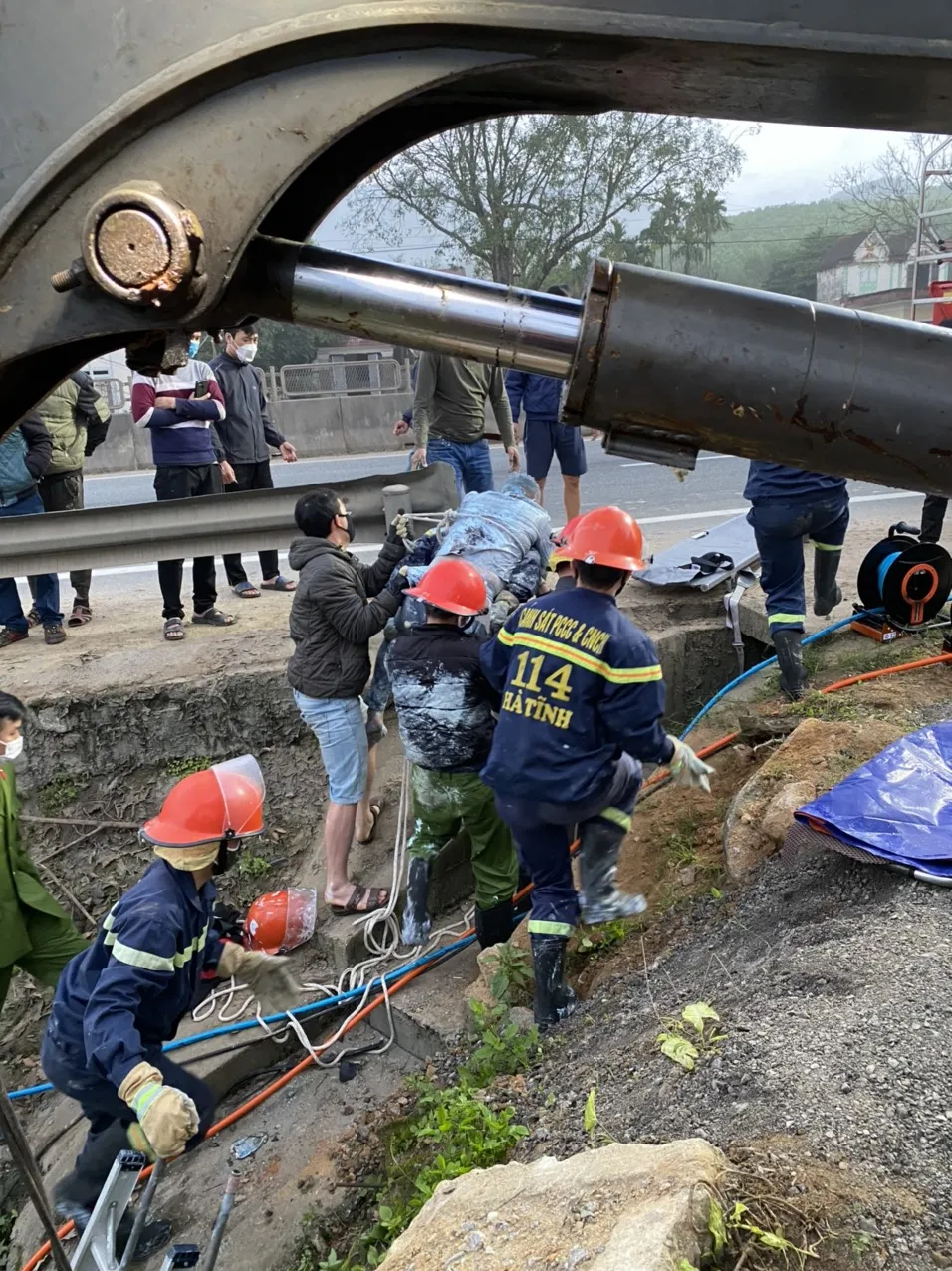 Hà Tĩnh: Cứu tài xế bị thương, mắc kẹt trong cabin xe tải sau tai nạn ảnh 7