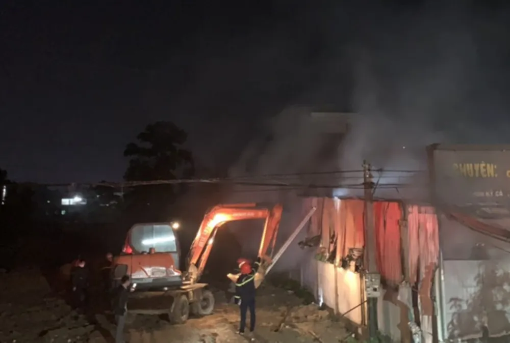 Cháy cửa hàng vật tư điện nước lúc rạng sáng mùng 1 Tết ảnh 2