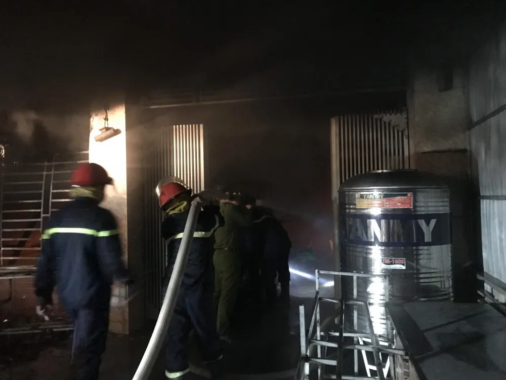 Cháy cửa hàng vật tư điện nước lúc rạng sáng mùng 1 Tết ảnh 5