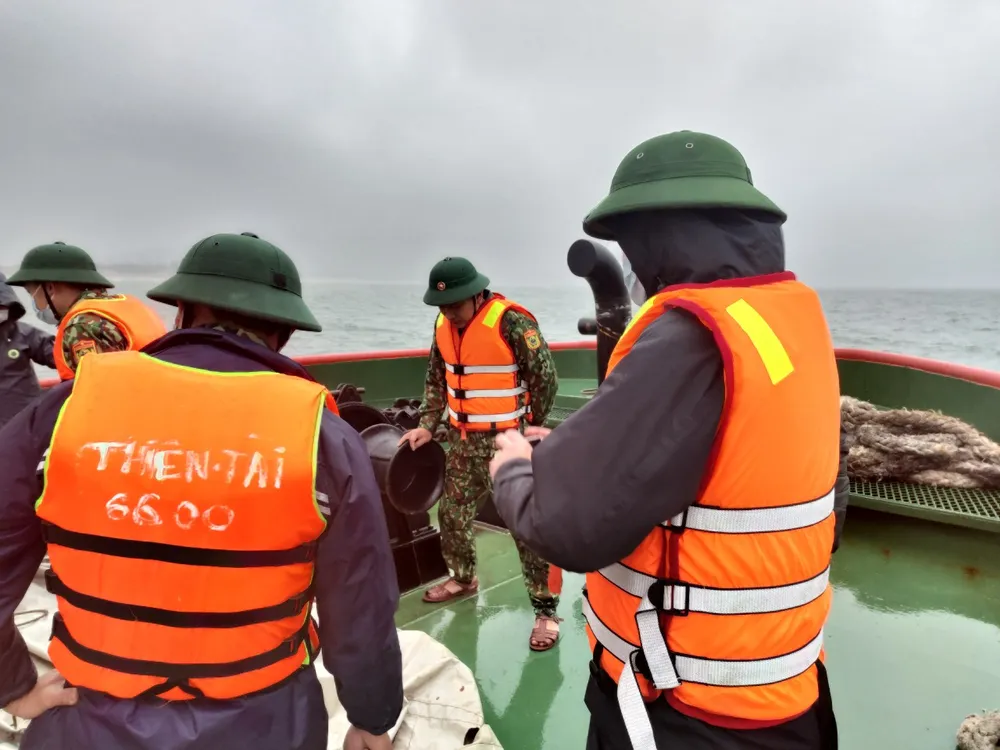 Hà Tĩnh: Cứu hộ thành công tàu hàng trọng tải gần 5.000 tấn bị mắc cạn ảnh 4