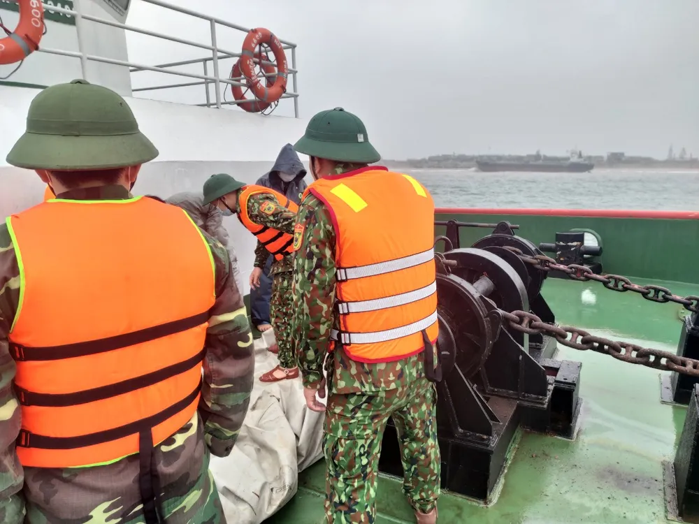 Hà Tĩnh: Cứu hộ thành công tàu hàng trọng tải gần 5.000 tấn bị mắc cạn ảnh 3