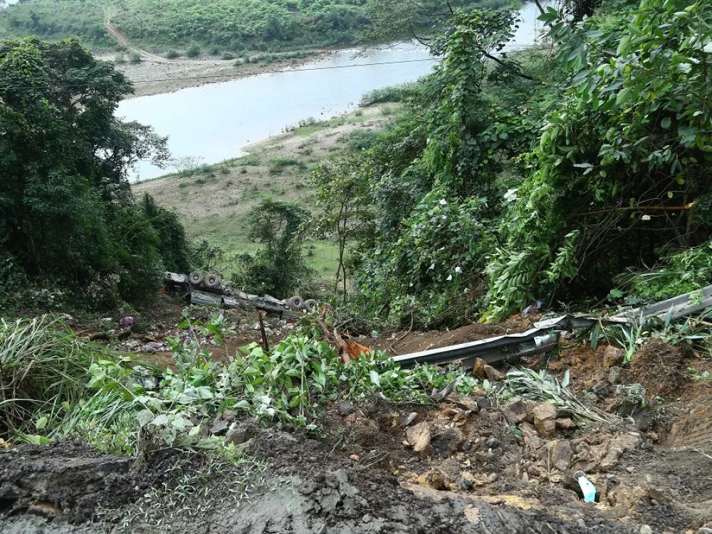 Xe đầu kéo rơi xuống vực sâu tại tuyến Quốc lộ 8 ảnh 4