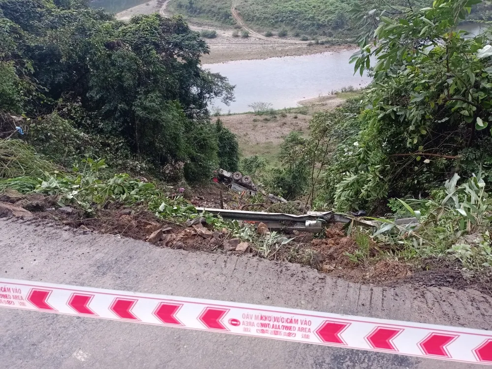 Xe đầu kéo rơi xuống vực sâu tại tuyến Quốc lộ 8 ảnh 2