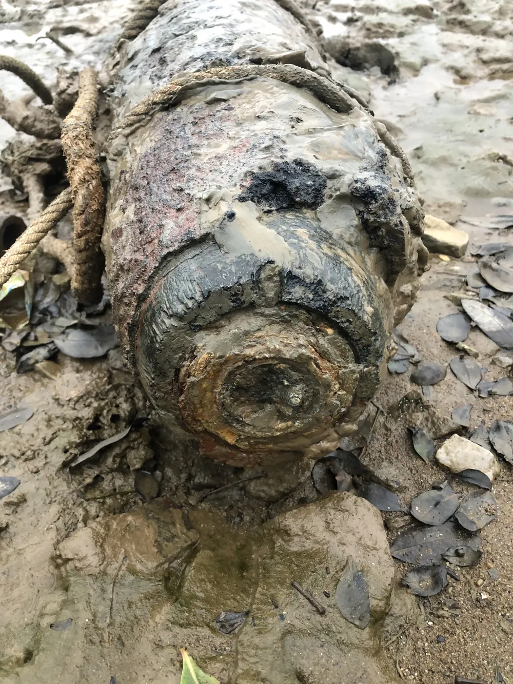 Đi đánh cá trên sông, phát hiện quả bom mắc vào lưới ảnh 3