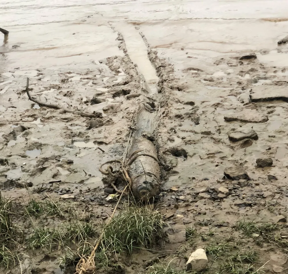 Đi đánh cá trên sông, phát hiện quả bom mắc vào lưới ảnh 1