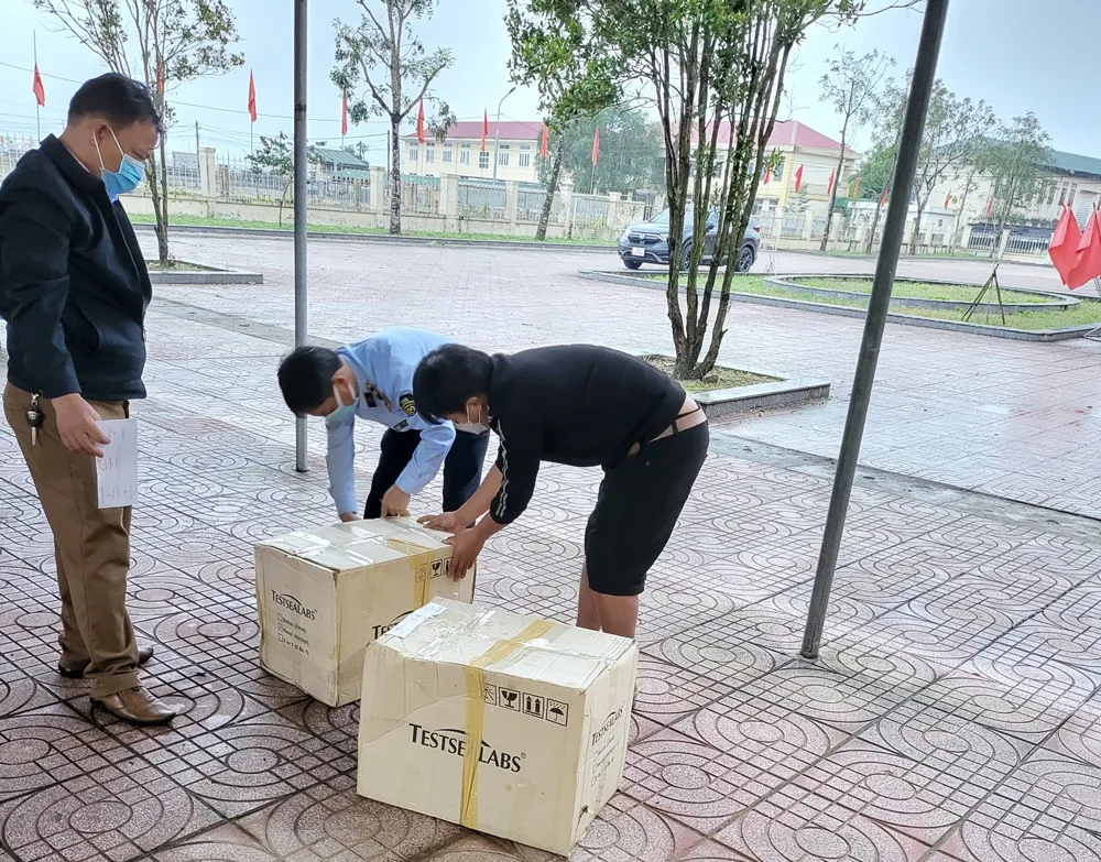 Hà Tĩnh: Phát hiện, thu giữ số lượng lớn bộ kit test Covid-19 không rõ nguồn gốc ảnh 3