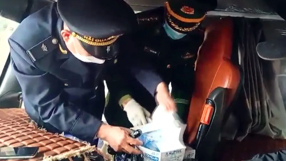 Hà Tĩnh: Phát hiện, thu giữ số lượng lớn bộ kit test Covid-19 không rõ nguồn gốc ảnh 1