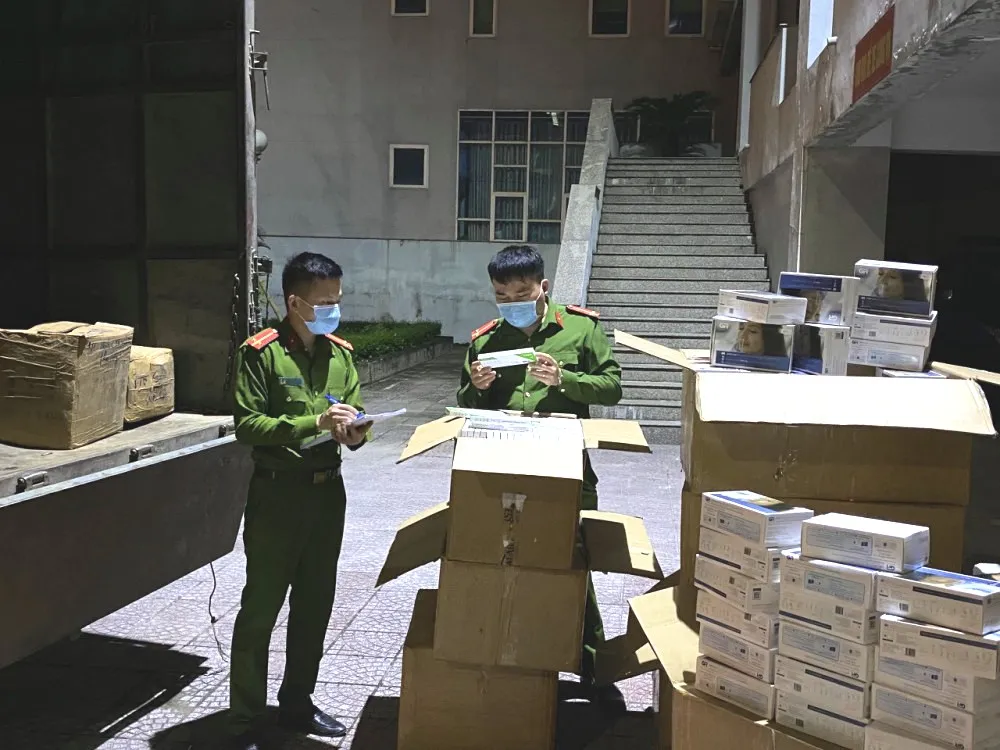 Lực lượng chức năng thu giữ 3.400 kit test nhanh Covid-19 không rõ nguồn gốc. Ảnh: Công an Hà Tĩnh