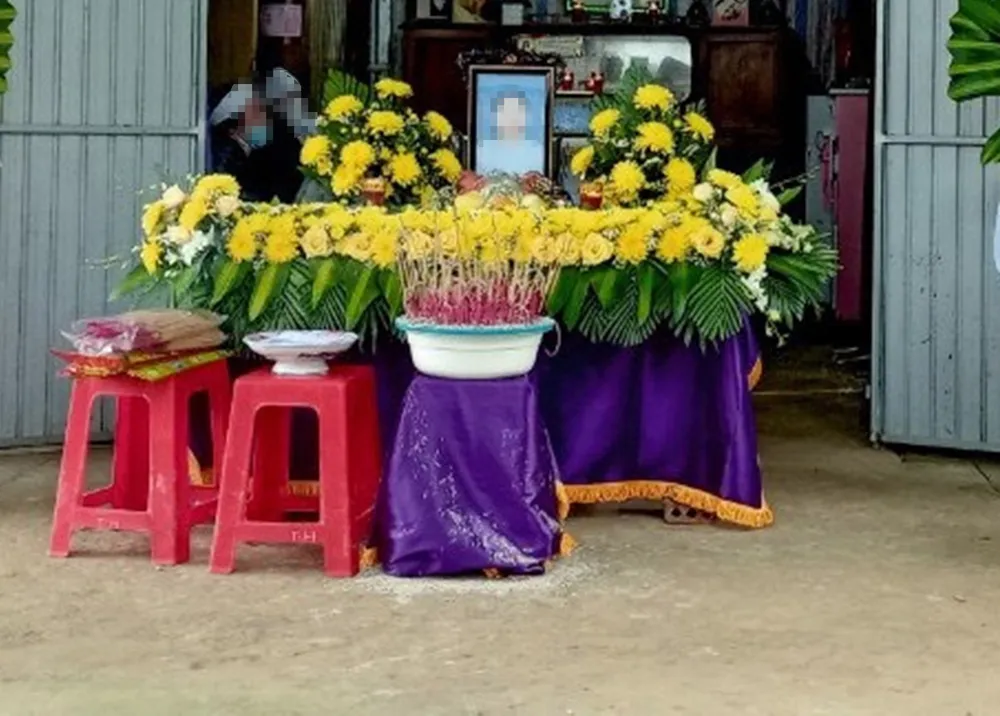 Một phụ nữ tử vong nghi do dùng điện thoại khi sạc pin ảnh 1