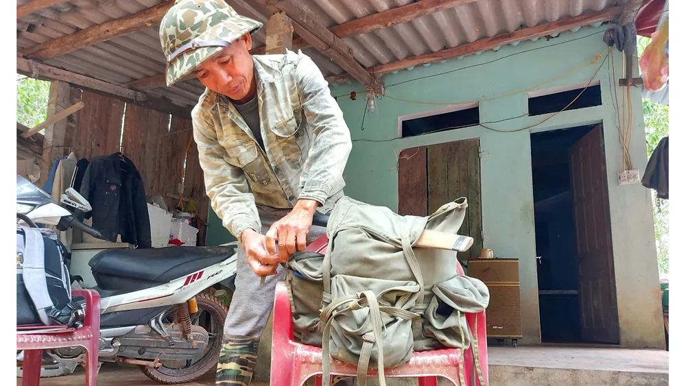 Ông Toản chuẩn bị vật dụng để vào rừng tìm kiếm, tháo gỡ các loại bẫy