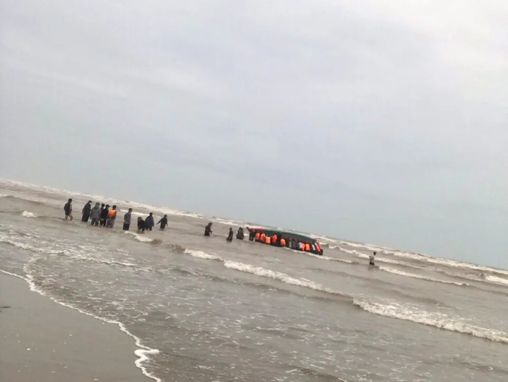 Lật thuyền trên biển Hà Tĩnh, ngư dân mất tích ảnh 1