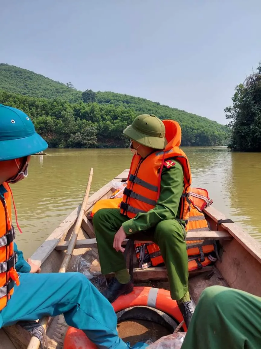 Hà Tĩnh: Tìm kiếm người đàn ông nghi bị lật thuyền mất tích trên đập  ảnh 2