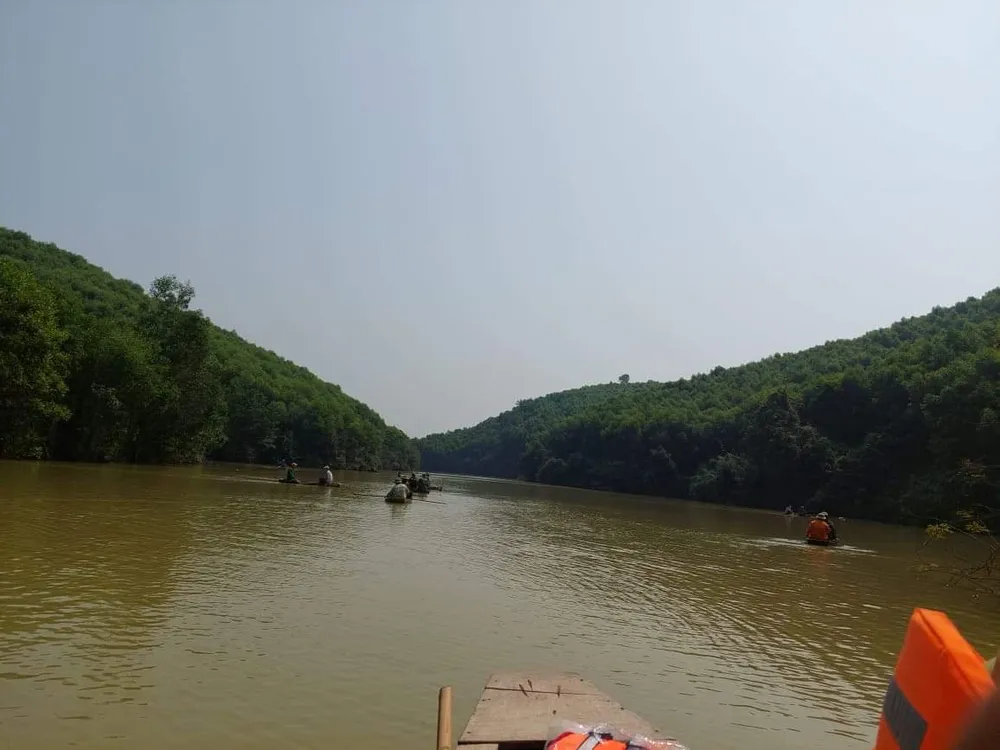 Hà Tĩnh: Tìm kiếm người đàn ông nghi bị lật thuyền mất tích trên đập  ảnh 1