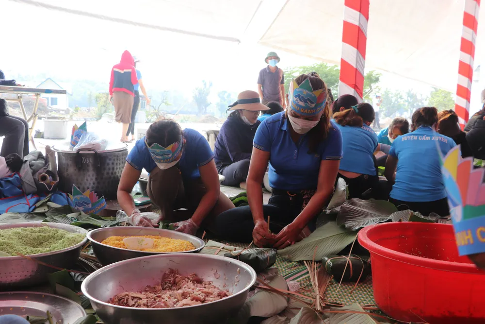 Hà Tĩnh: Sôi nổi hội thi gói bánh chưng dâng Quốc Tổ Hùng Vương ảnh 9