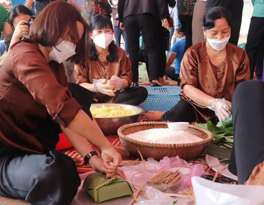 Hà Tĩnh: Sôi nổi hội thi gói bánh chưng dâng Quốc Tổ Hùng Vương ảnh 8