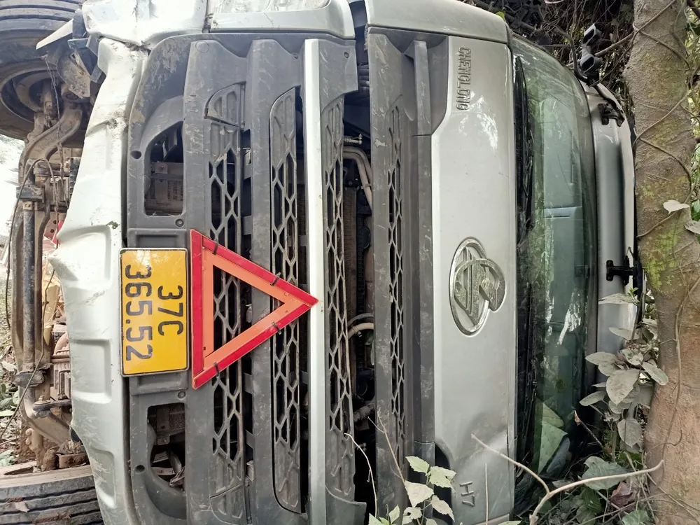 Hà Tĩnh: Xe đầu kéo đâm vào vách núi, lái xe tử vong tại chỗ ảnh 2