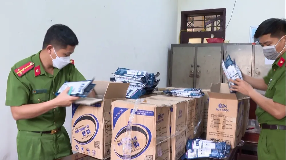 Hà Tĩnh: Thu giữ số lượng lớn thuốc hỗ trợ điều trị Covid-19, kit test và khẩu trang y tế không rõ nguồn gốc ảnh 3