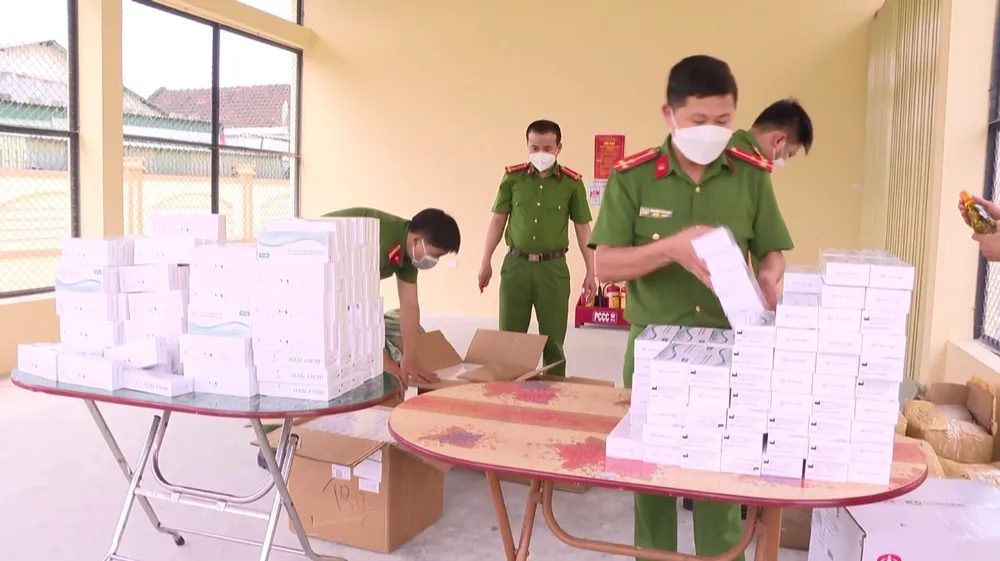 Hà Tĩnh: Thu giữ số lượng lớn thuốc hỗ trợ điều trị Covid-19, kit test và khẩu trang y tế không rõ nguồn gốc ảnh 2