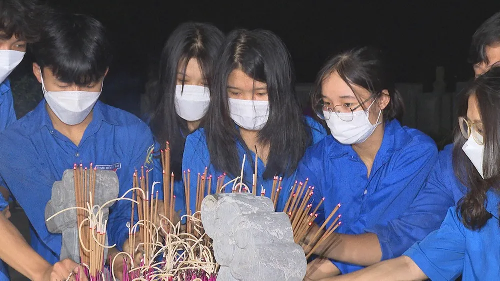 Hà Tĩnh: Tuổi trẻ thắp nến tri ân cố Tổng Bí thư Hà Huy Tập ảnh 7
