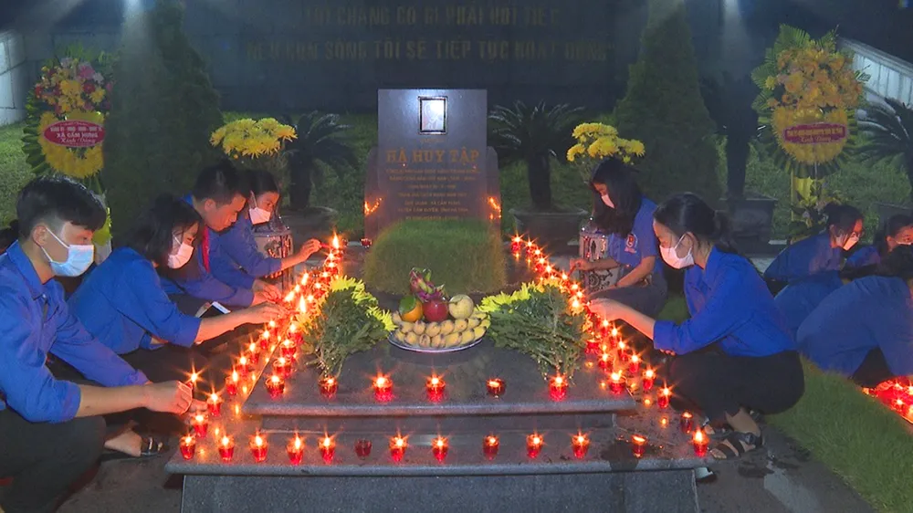 Các đoàn viên thanh niên thắp nến tri ân bày tỏ lòng biết ơn vô hạn đối với cố Tổng Bí thư Hà Huy Tập