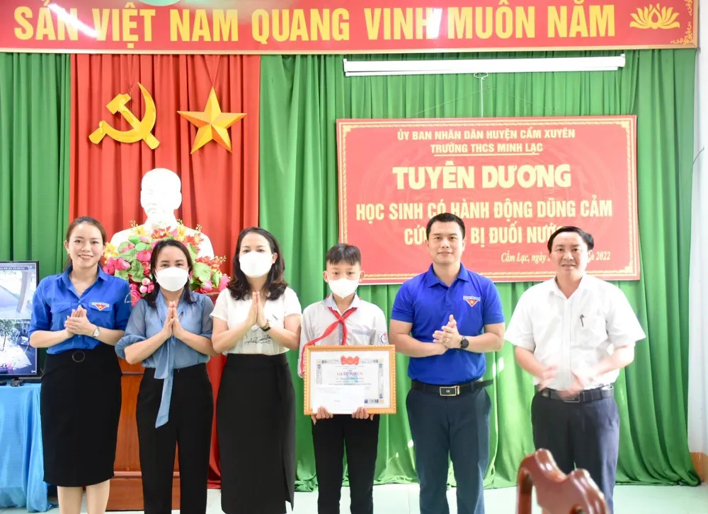 Tặng bằng khen nam sinh lớp 8 cứu 2 em nhỏ đuối nước ảnh 1