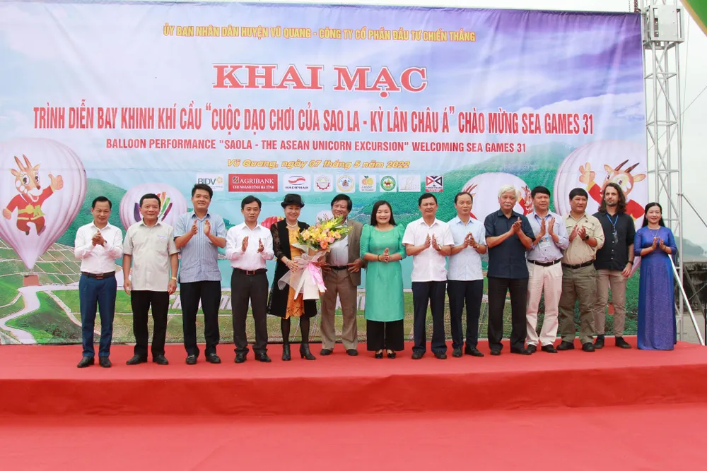 Hà Tĩnh: Trình diễn bay khinh khí cầu chào mừng SEA Games 31 ảnh 10