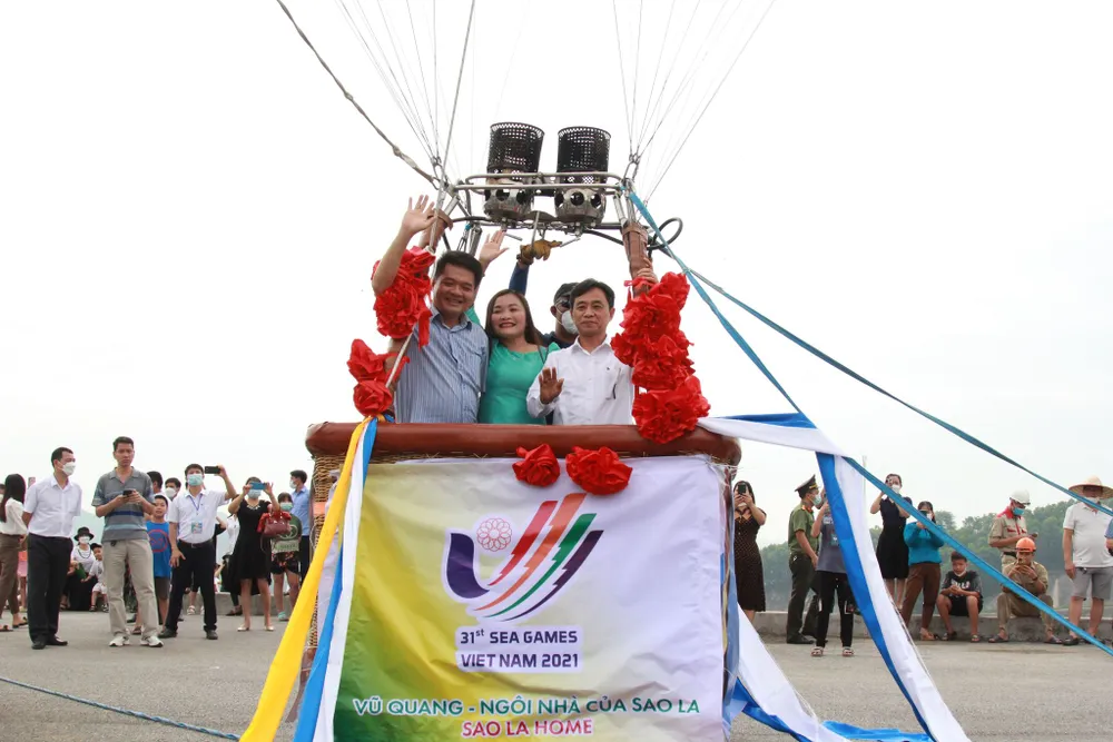 Hà Tĩnh: Trình diễn bay khinh khí cầu chào mừng SEA Games 31 ảnh 13