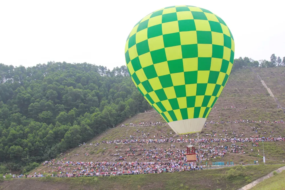 Hà Tĩnh: Trình diễn bay khinh khí cầu chào mừng SEA Games 31 ảnh 7