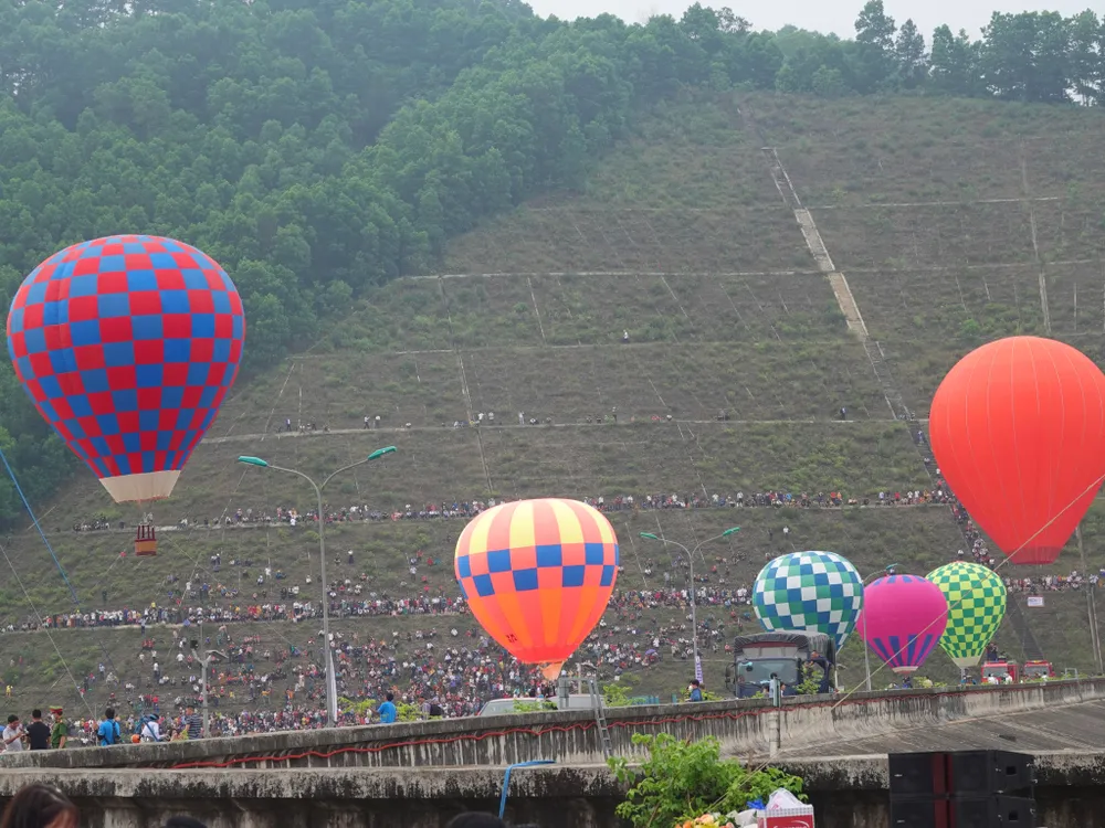 Hà Tĩnh: Trình diễn bay khinh khí cầu chào mừng SEA Games 31 ảnh 3