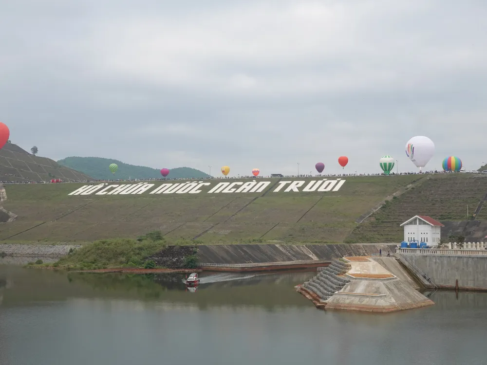 Hà Tĩnh: Trình diễn bay khinh khí cầu chào mừng SEA Games 31 ảnh 20