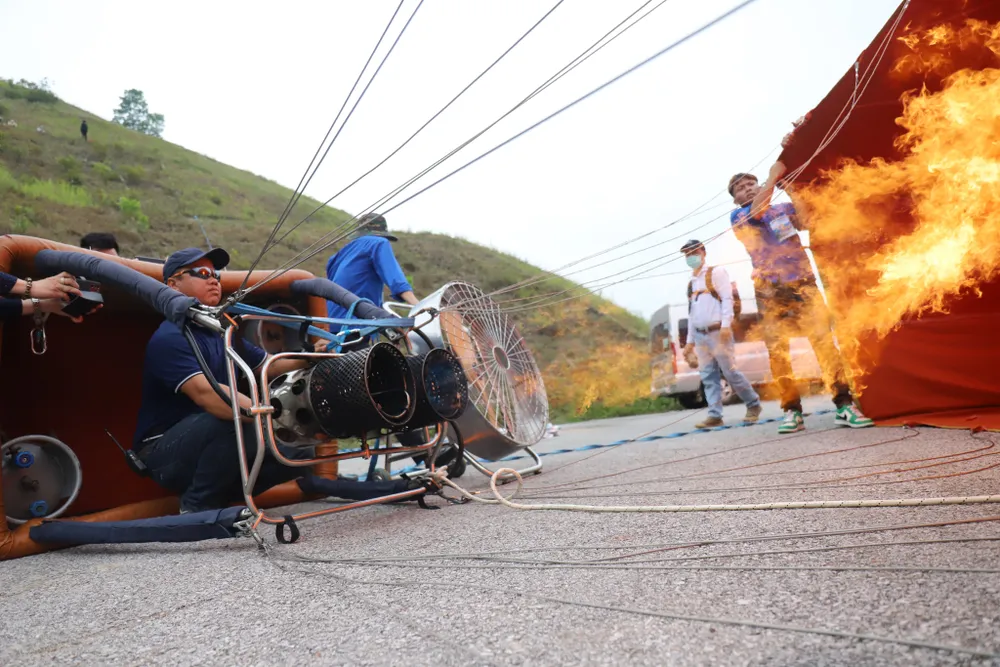 Hà Tĩnh: Trình diễn bay khinh khí cầu chào mừng SEA Games 31 ảnh 5