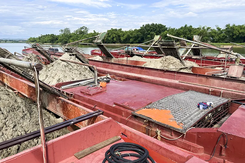 Hà Tĩnh: Phát hiện 6 sà lan khai thác cát trái phép trên sông ảnh 7